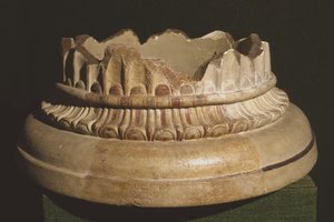 Base de uma capital clássica, do templo de Sant&39;Ombono (mármore)